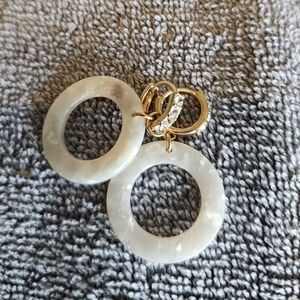 White/gold tortise shell earrings